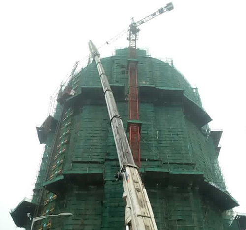 市南吊车在工地上作业